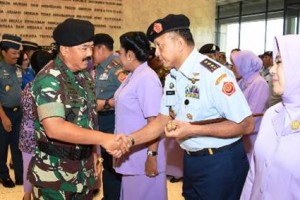 Panglima TNI, Marsekal TNI Dr. (H.C.) Hadi Tjahjanto, S.I.P mengucapkan selamat kepada Perwira TNI yang naik pangkat.